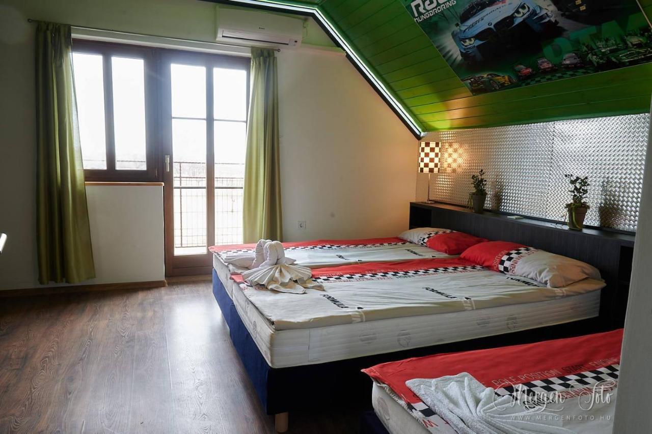 Bed and Breakfast Kamarás Ring House Mogyoród Exterior foto