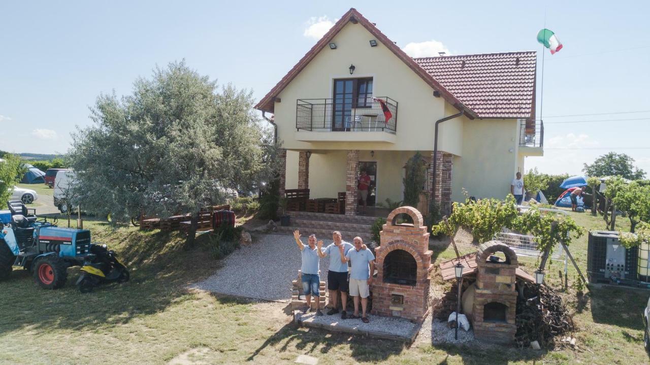 Bed and Breakfast Kamarás Ring House Mogyoród Exterior foto